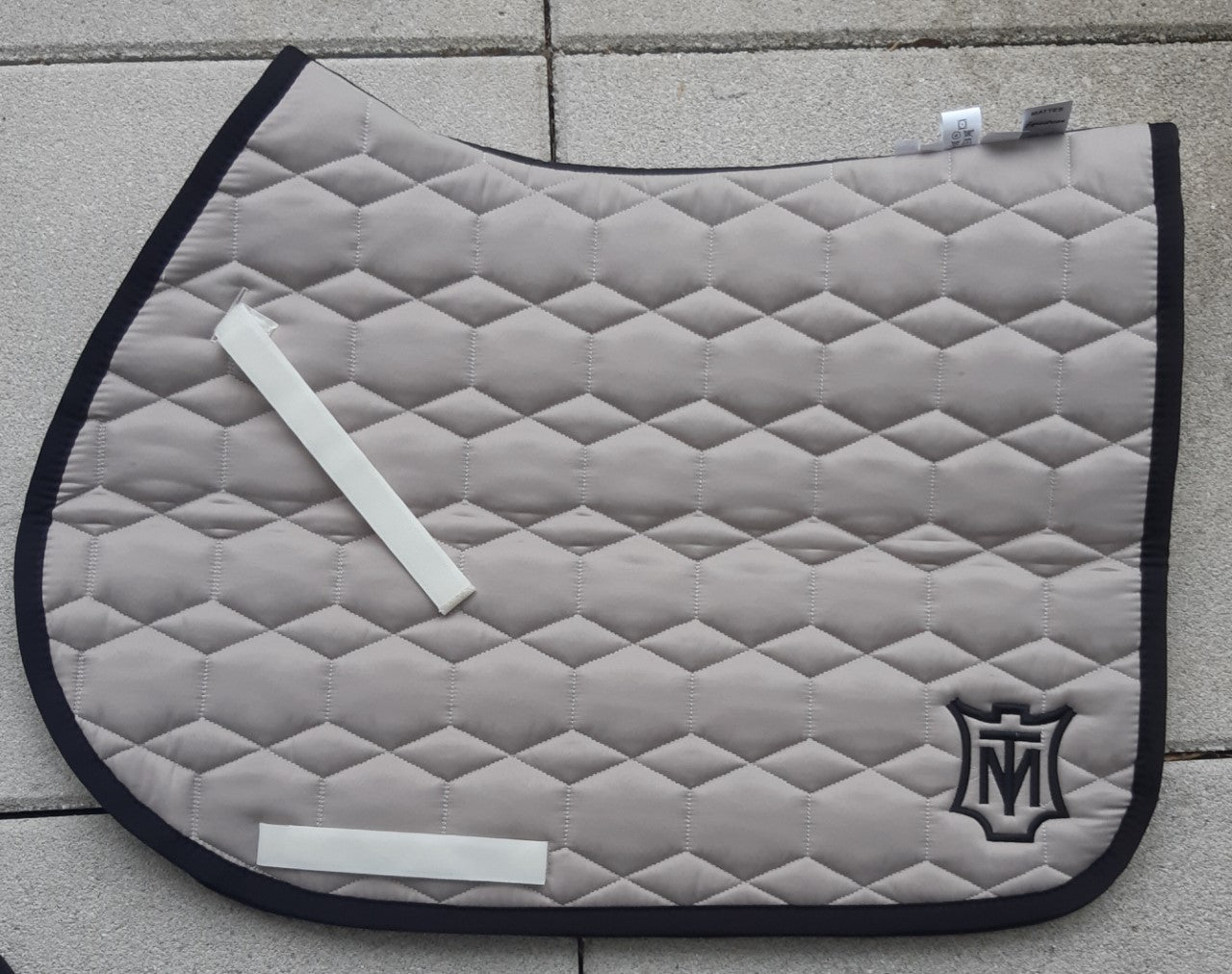 Tapis Chabraque Mattes - Taupe satiné bord noir