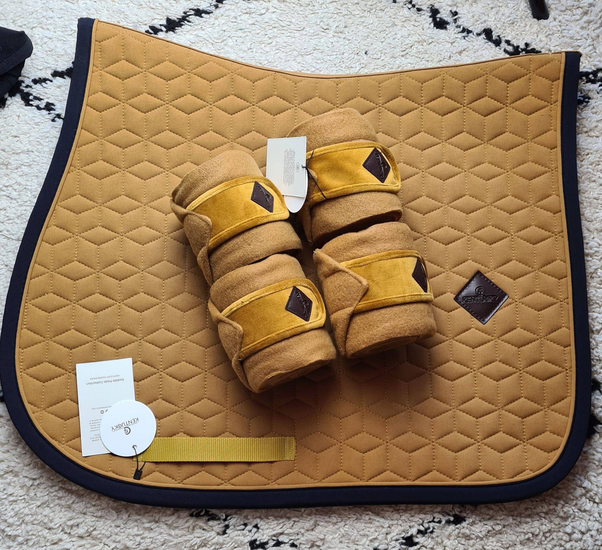 MIXED Softshell rug and Kentucky stripes - MUSTARD