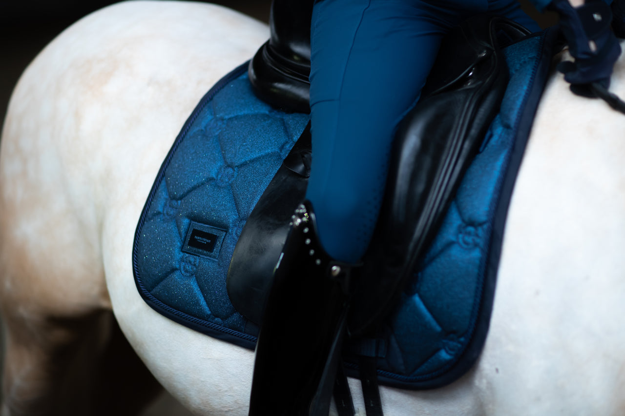 Tapis Glimmer Blue Meadow DRESSAGE - Equestrian Stockholm