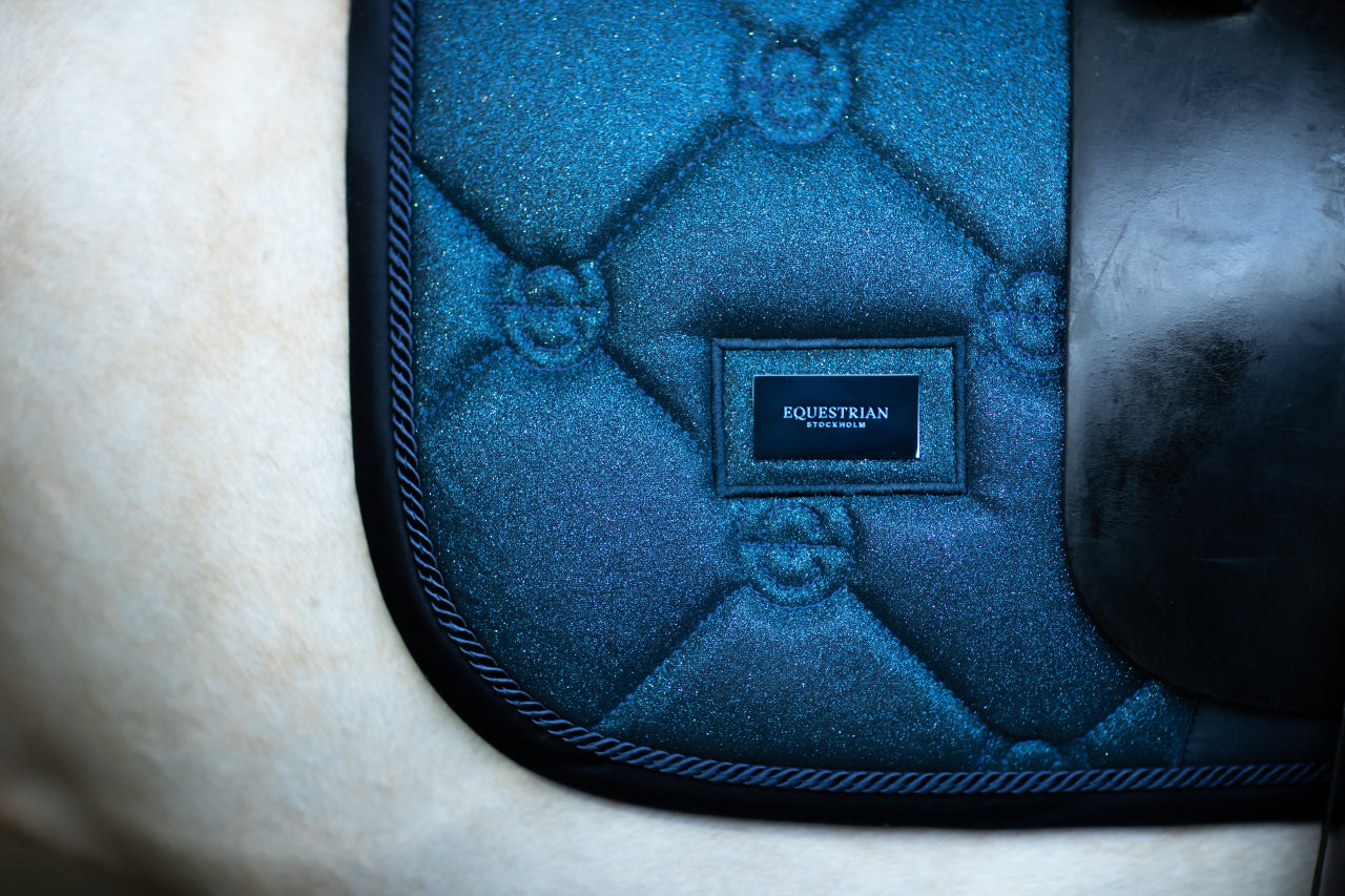 Tapis Glimmer Blue Meadow DRESSAGE - Equestrian Stockholm