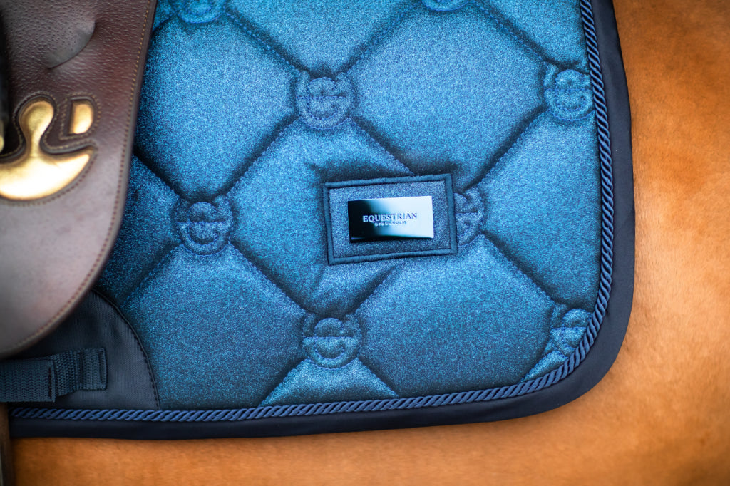 Tapis Glimmer Blue Meadow MIXTE - Equestrian Stockholm