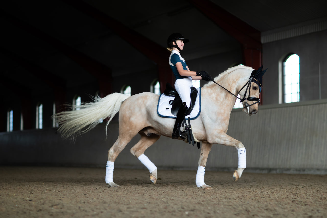 Tapis White Blue Meadow - Equestrian Stockholm