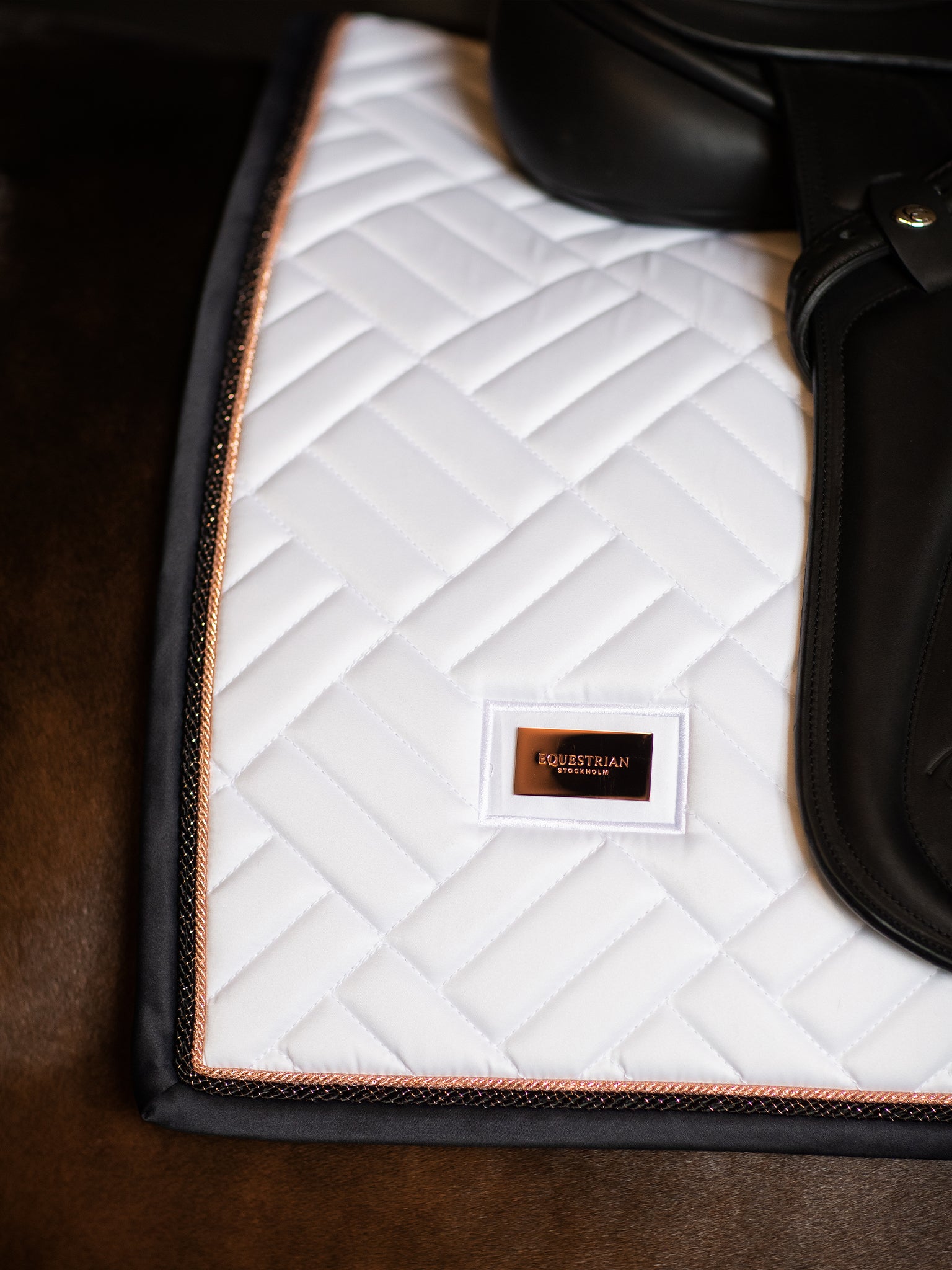 Tapis de selle Modern White Dark Ocean DRESSAGE - Equestrian Stockholm