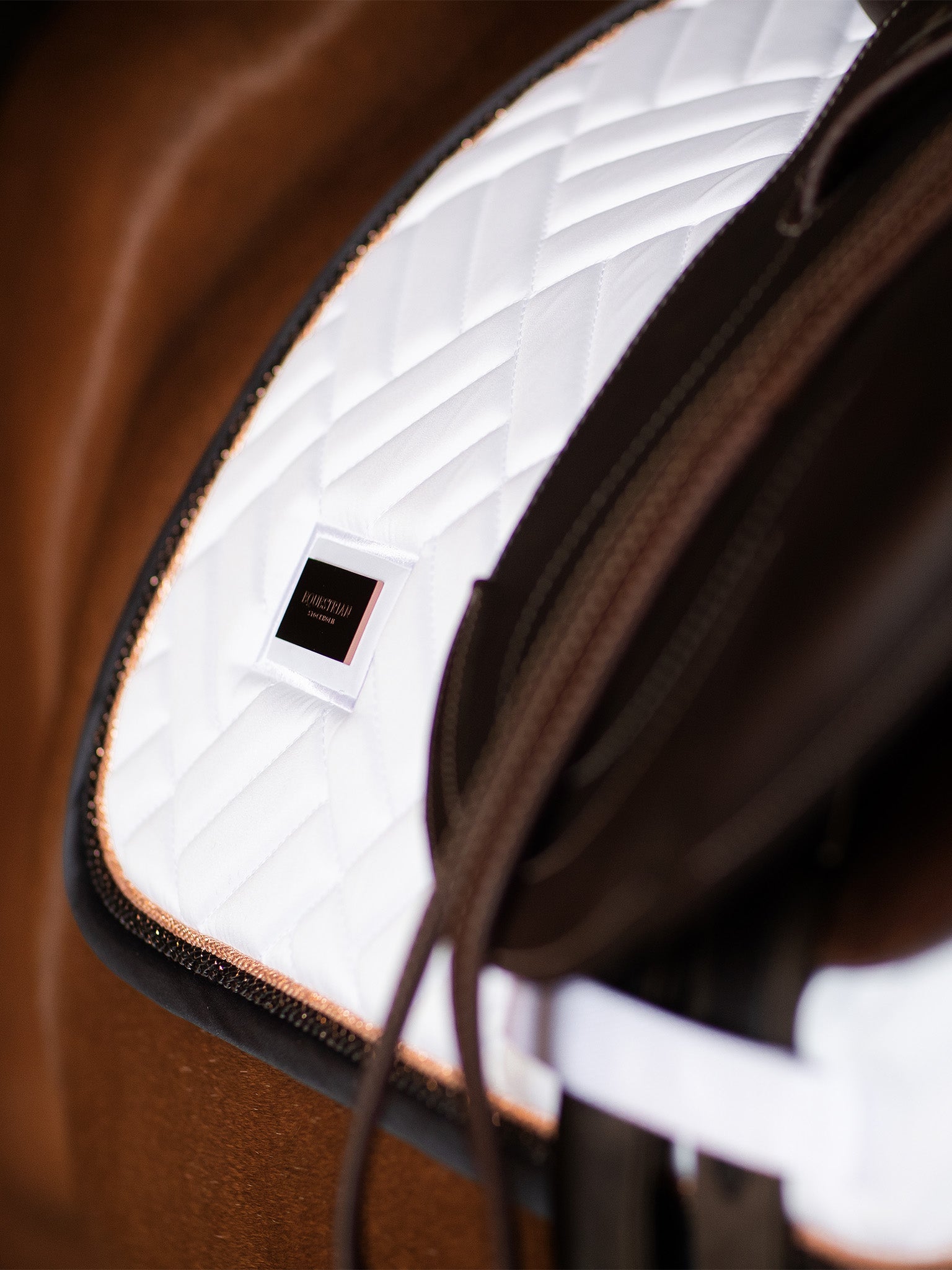 Tapis de selle Modern White Dark Ocean MIXTE - Equestrian Stockholm