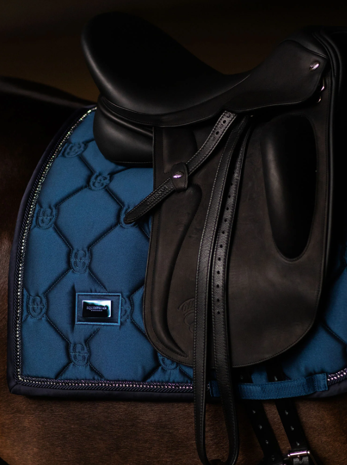 Tapis de selle Crystal Shine Blue Meadow DRESSAGE - EQUESTRIAN STOCKHOLM
