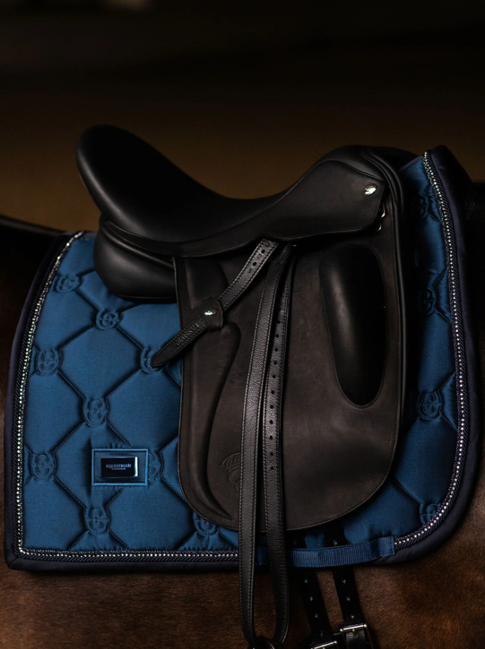 Tapis de selle Crystal Shine Blue Meadow DRESSAGE - EQUESTRIAN STOCKHOLM