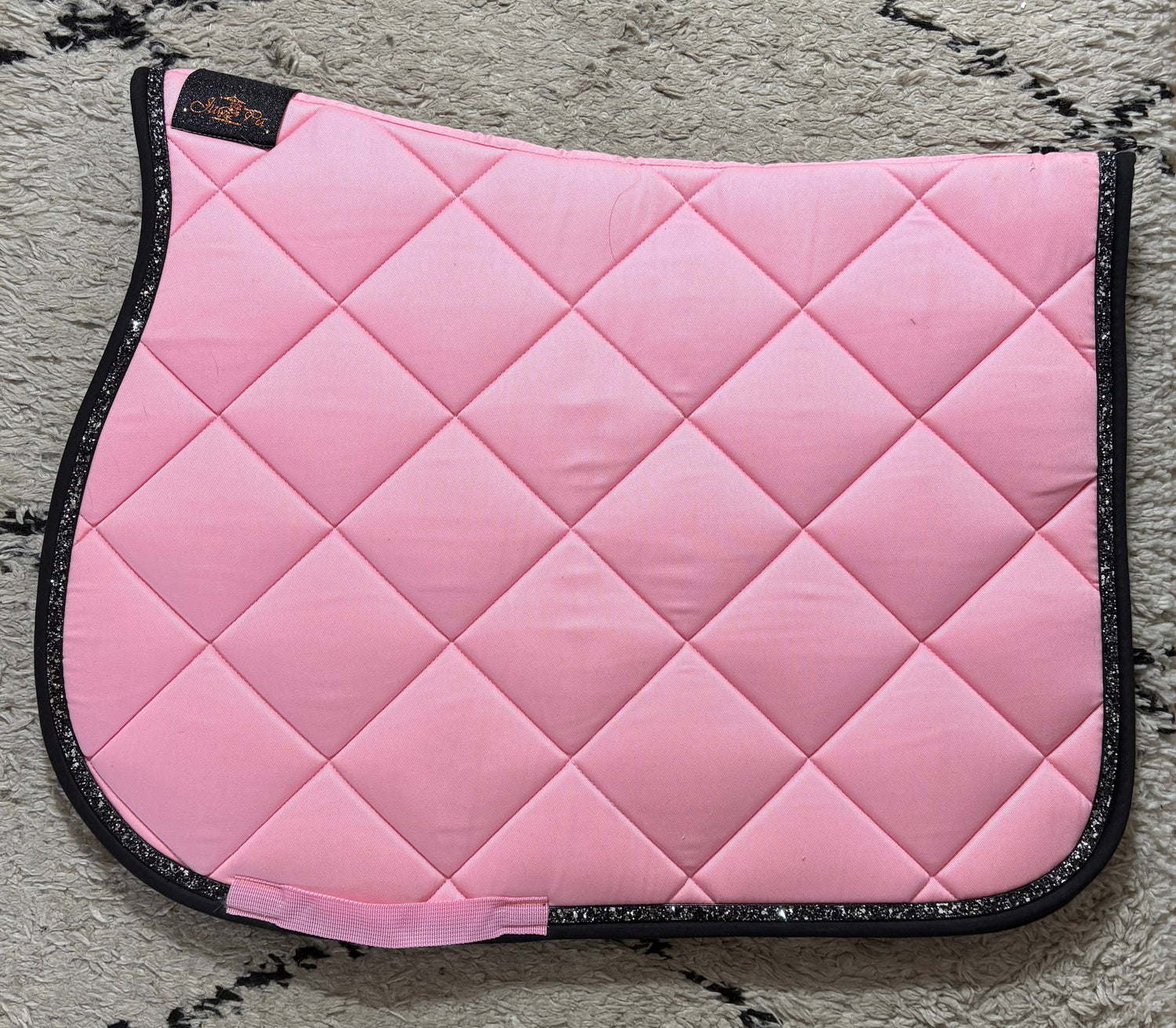 Tapis de selle Rose bord noir - Ju & Pa