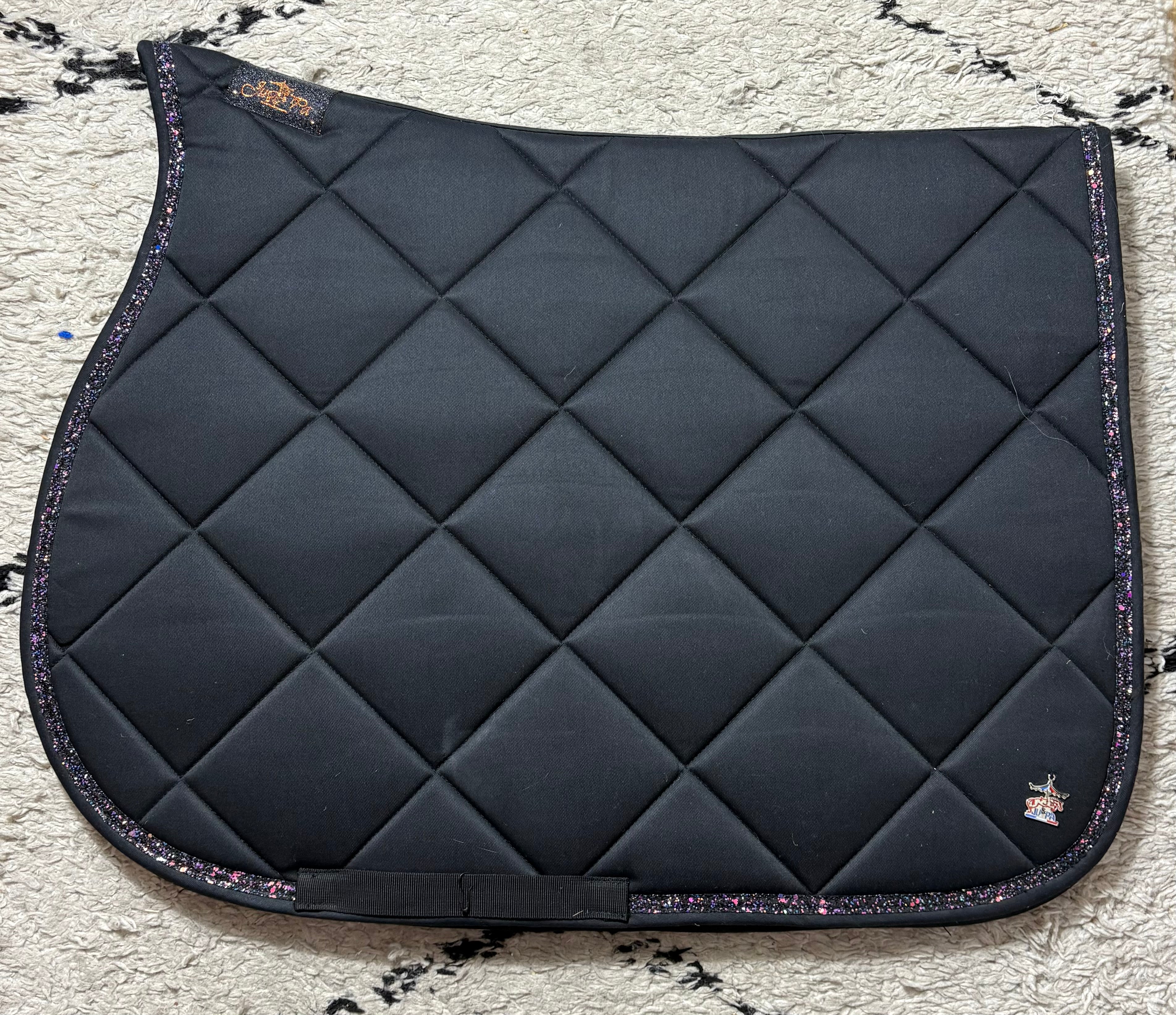 Tapis de selle Noir avec galon noir glitter violet - JU&PA