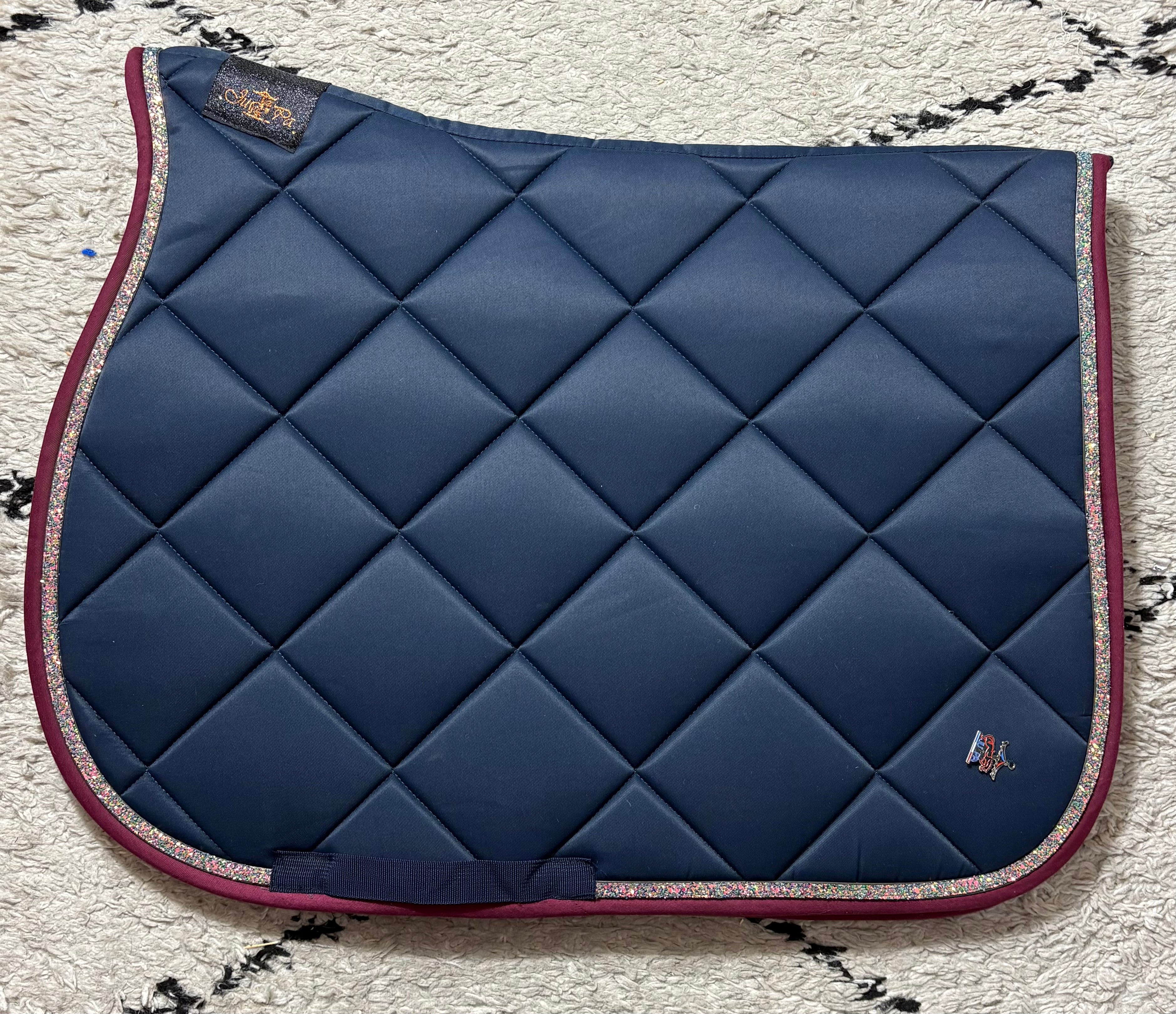 Tapis de selle bleu marine bord bordeaux - JU&PA