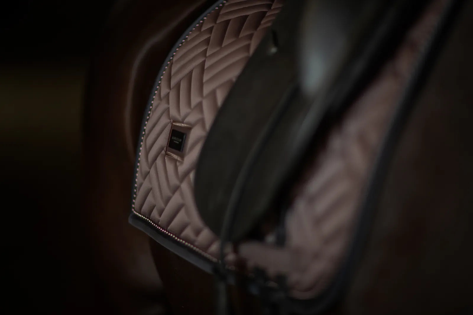 Tapis de selle Modern Mocha DRESSAGE - Equestrian Stockholm