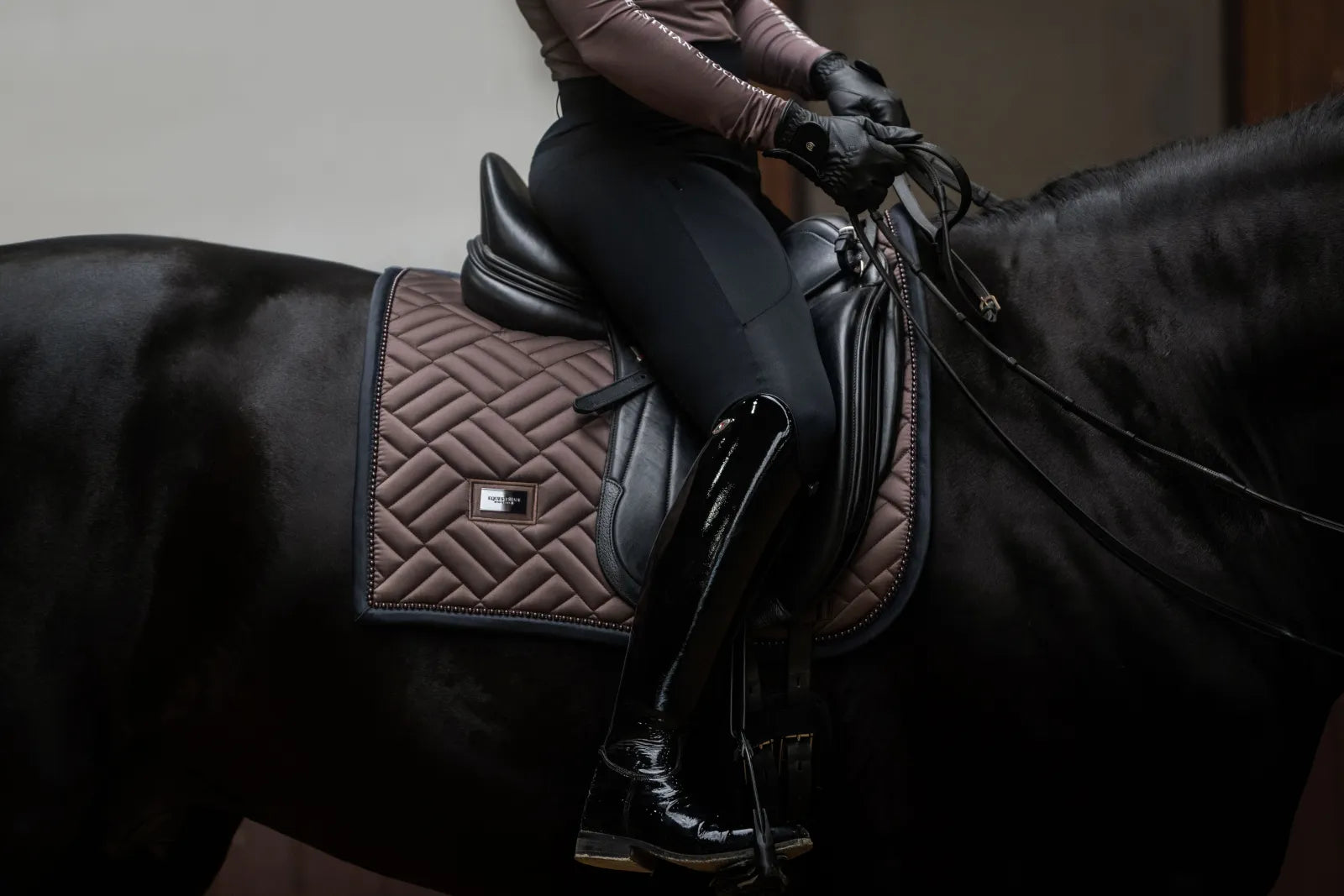 Tapis de selle Modern Mocha DRESSAGE - Equestrian Stockholm