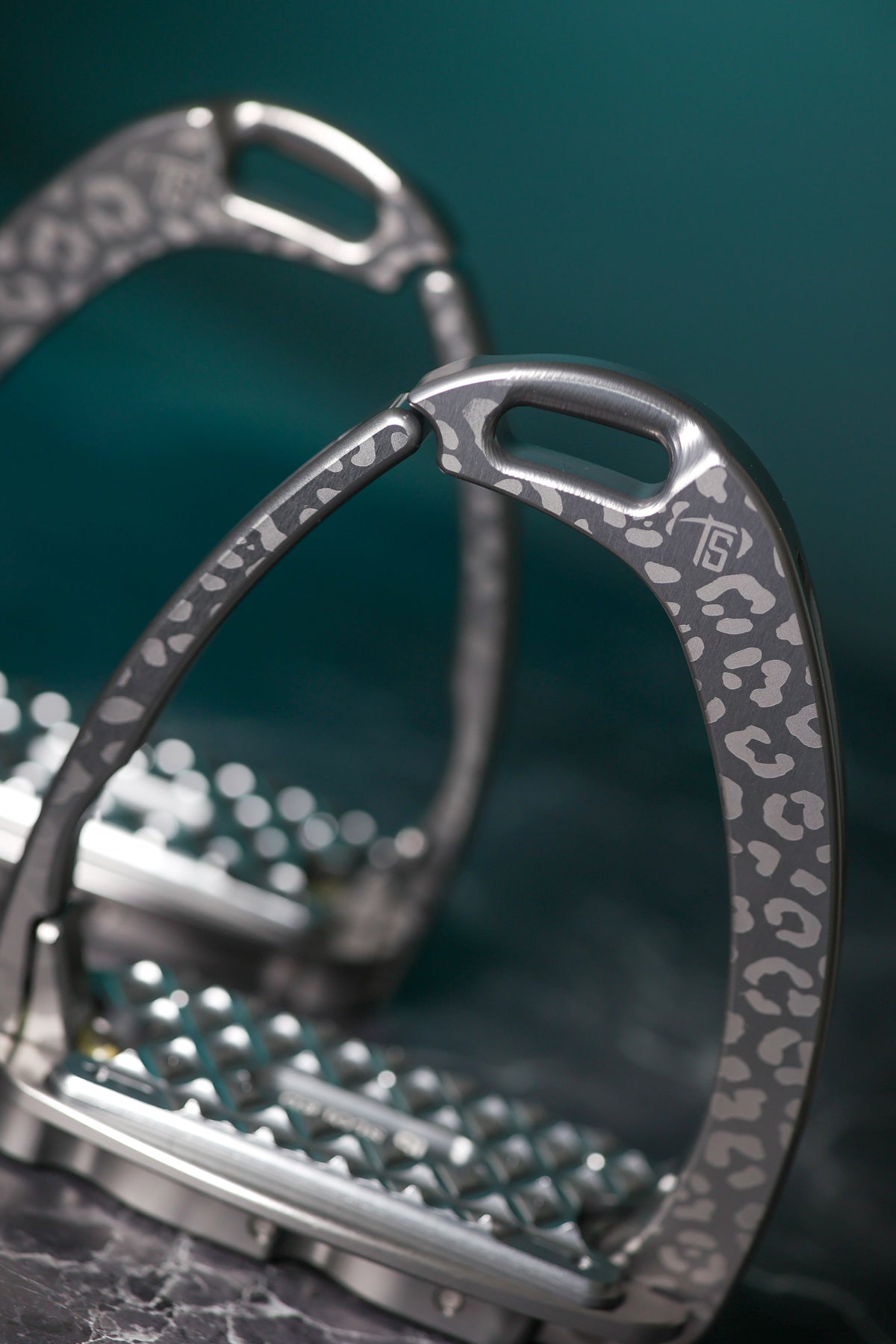 Etriers Untamed Leopard edition limitée Gris clair Swarovski - Tech Stirrup