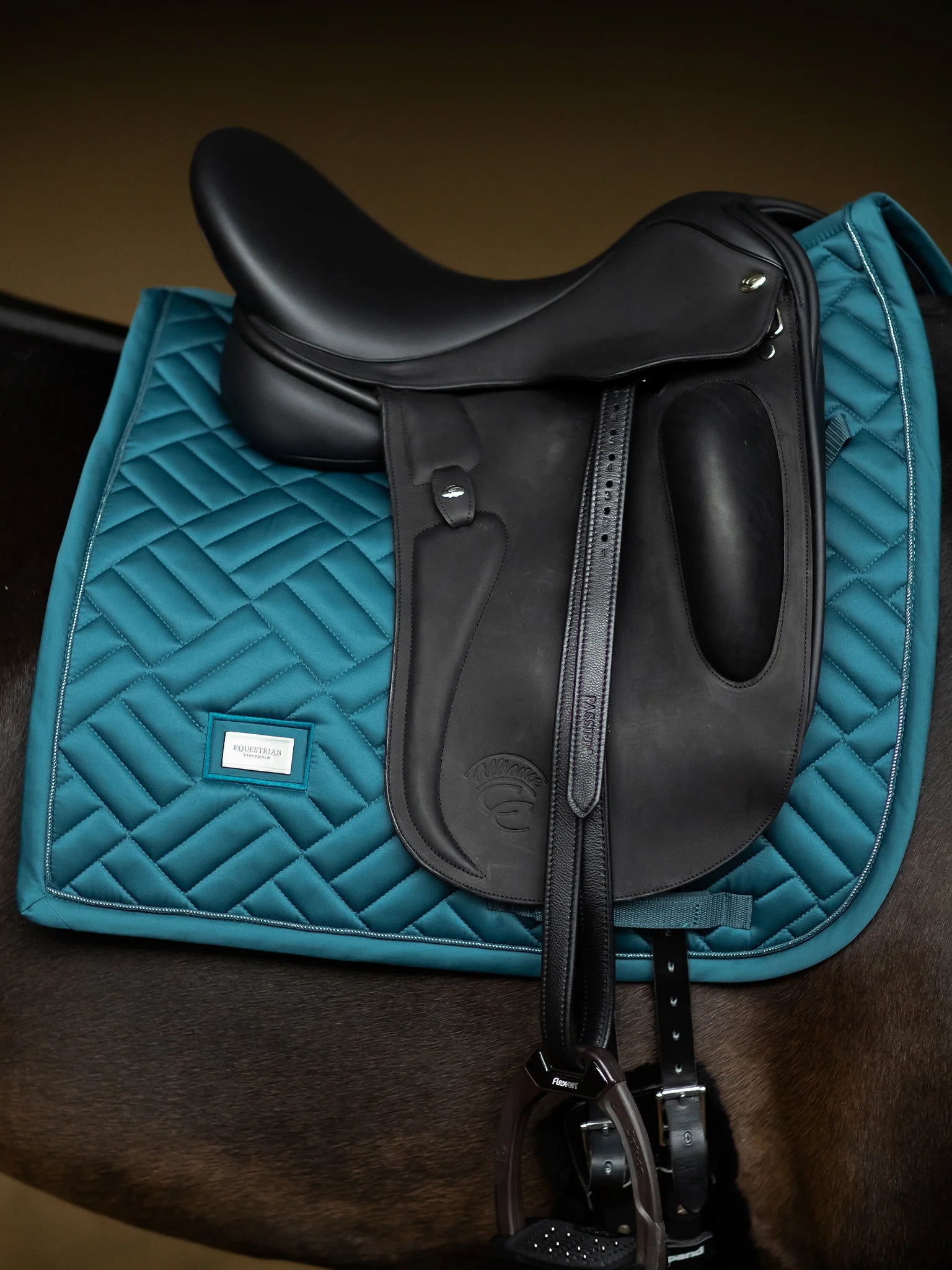 Tapis de selle Modern Teal Blue DRESSAGE - Equestrian Stockholm