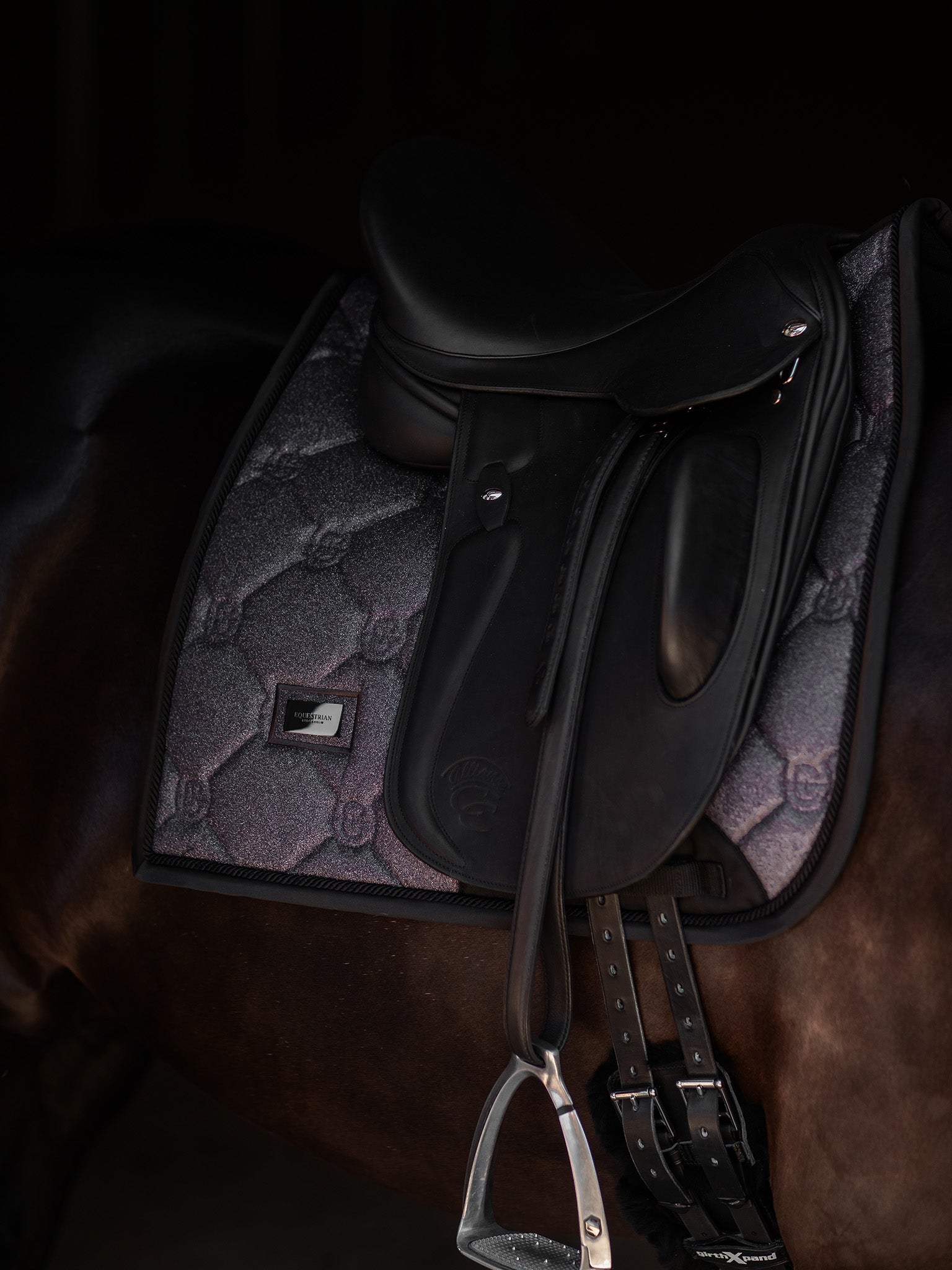 Tapis de selle Purple Glimmer DRESSAGE - Equestrian Stockholm