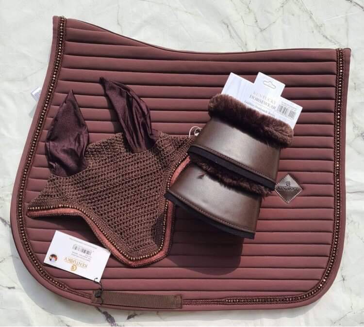 Tapis Pearl MIXTE, bonnet Glitter Band et cloches Kentucky - Marron
