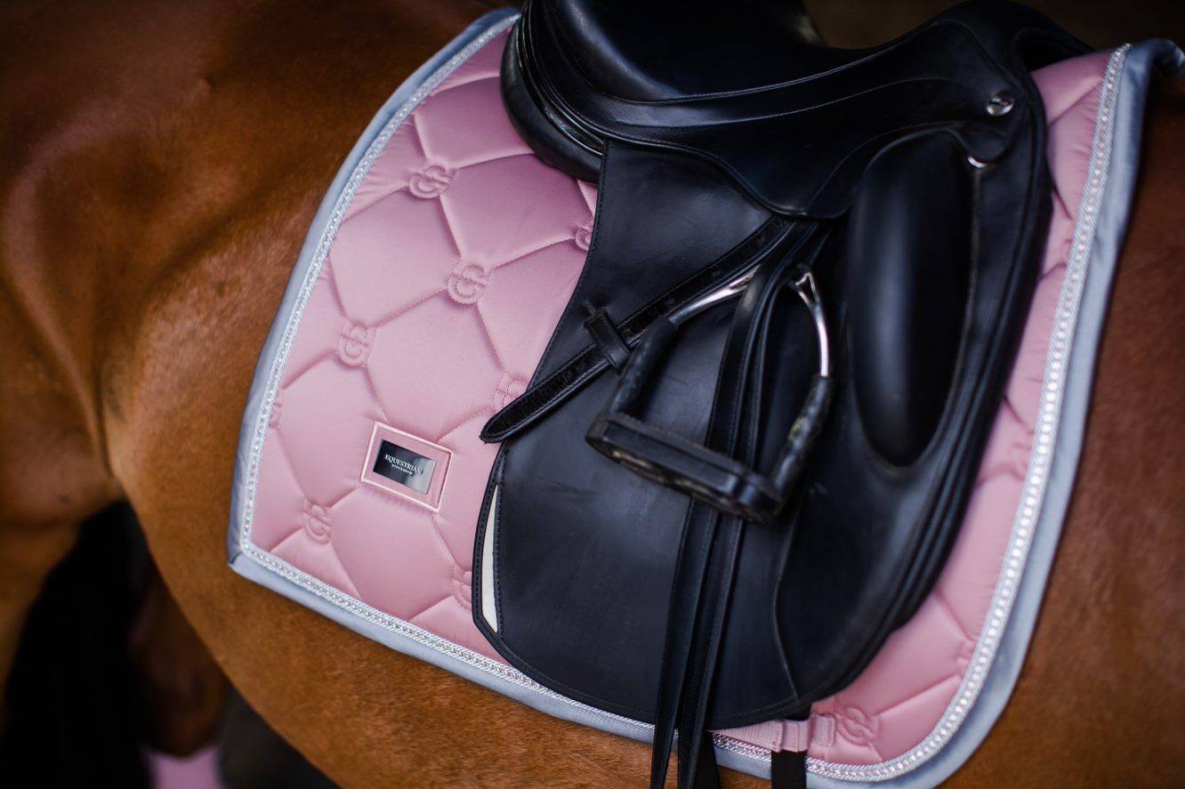 Tampon De Selle De Dressage QHP Astana – Taille Pleine, Maille Absorbante, Rose Velours