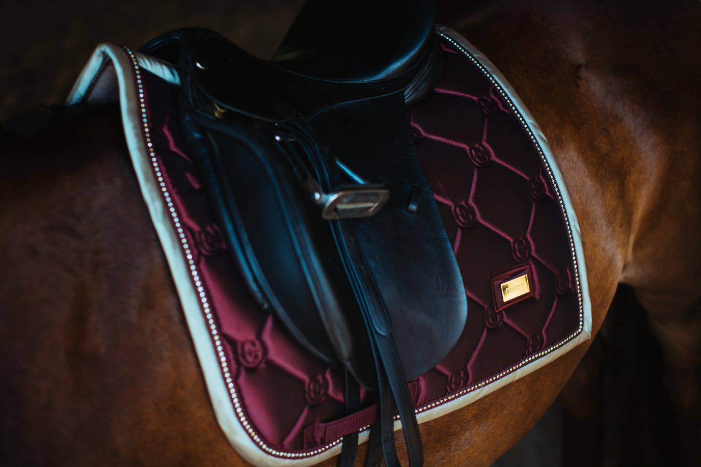 Tapis de selle Crystal Merlot Gold - Equestrian Stockholm