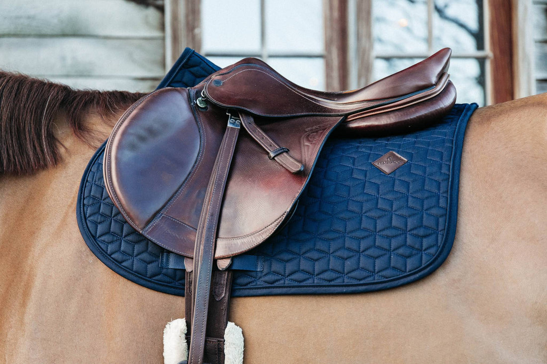 Tapis de selle en daim de dressage LEMIEUX – Bridle Path Tack Shop Tapis de selle en daim de dressage LEMIEUX – Bridle Path Tack Shop