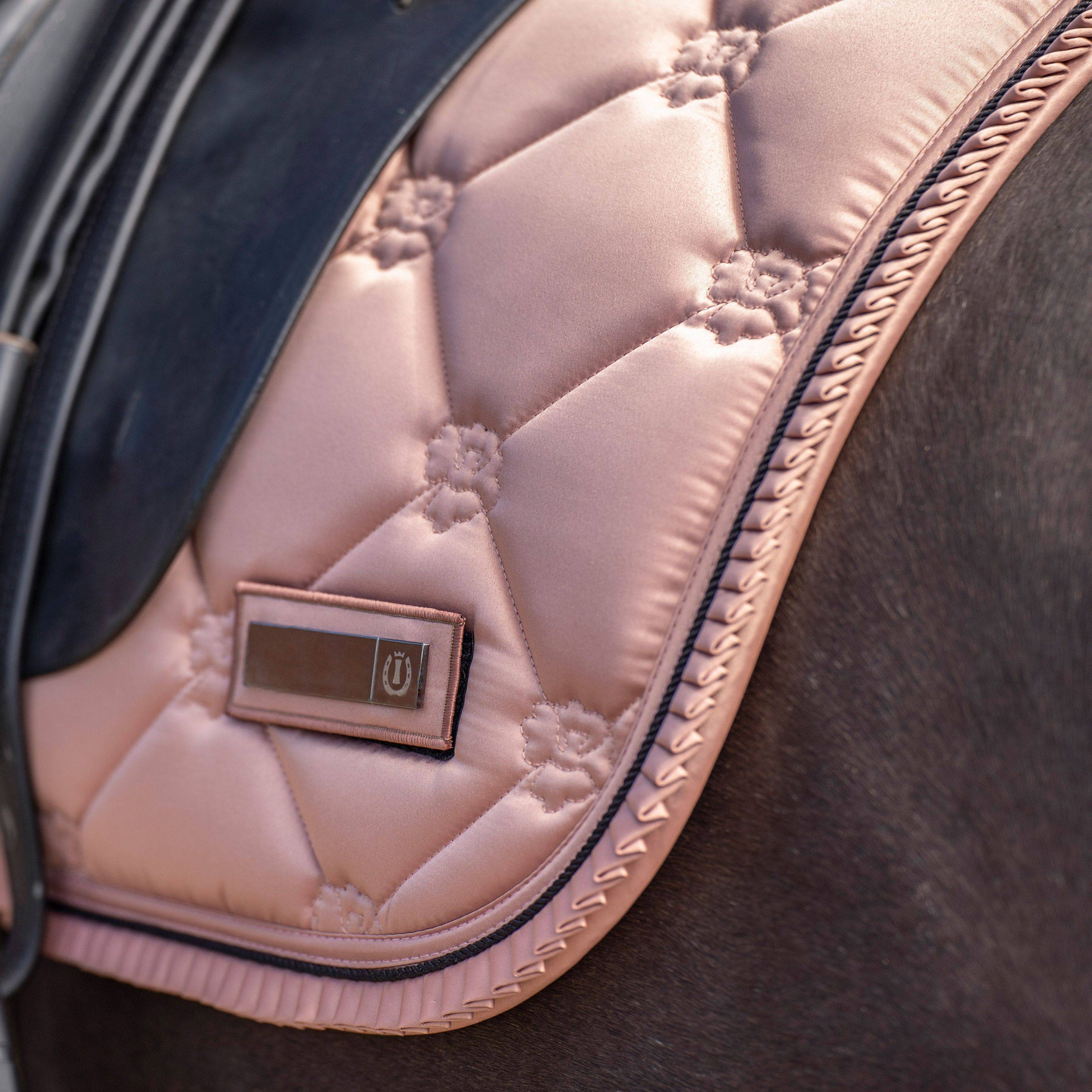Imperial Riding Femme Tapis De Selle Imperial Riding En Fausse Fourrure - Noir - Confort Supplémentaire Pour Cheval Imperial Riding Mode Imperial Riding Femme Tapis De Selle Imperial Riding En Fausse Fourrure - Noir - Confort Supplémentaire Pour Cheval Imperial Riding Mode