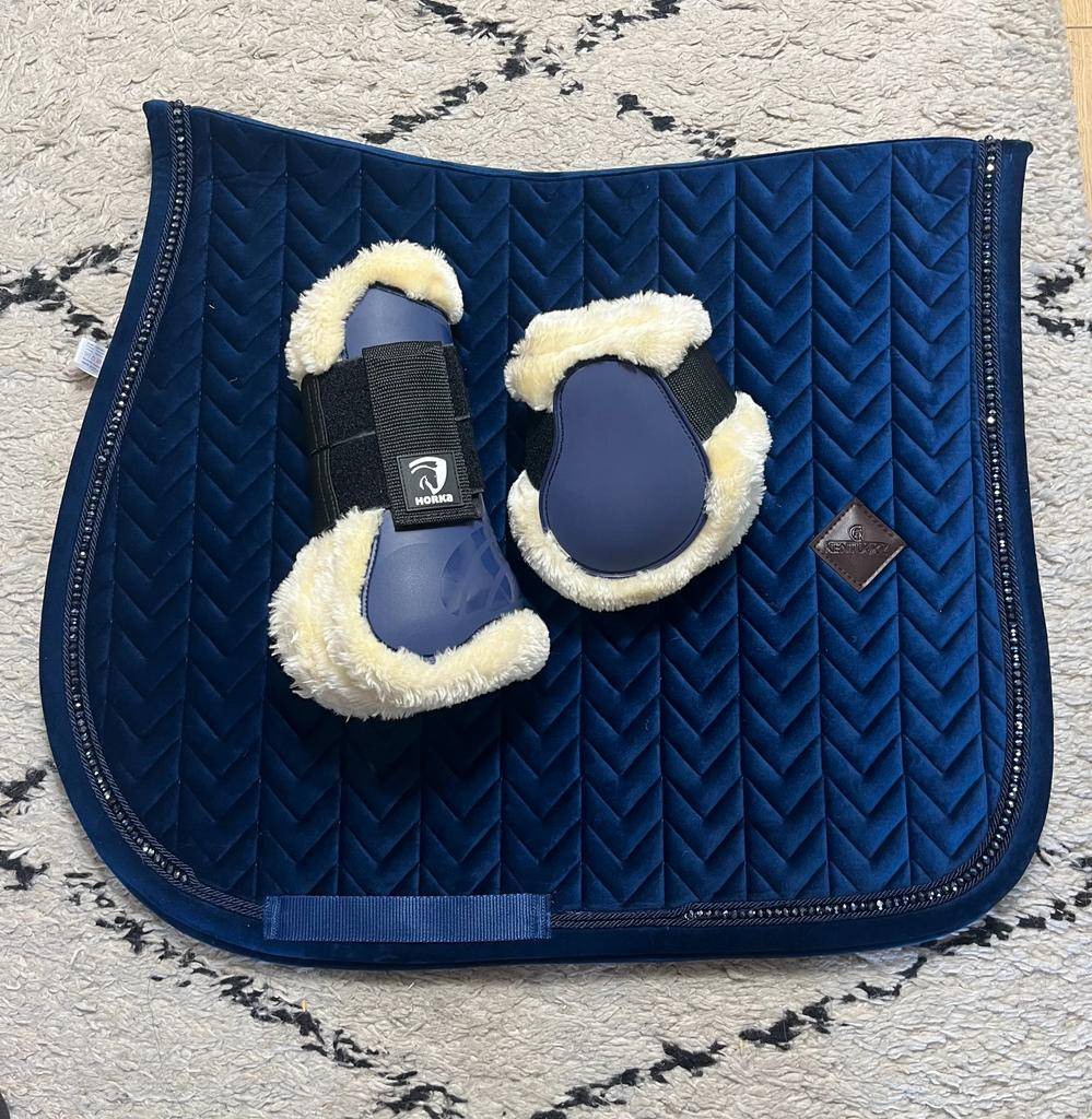 Tapis velvet pearl bleu marine Kentucky et Guêtres Horka
