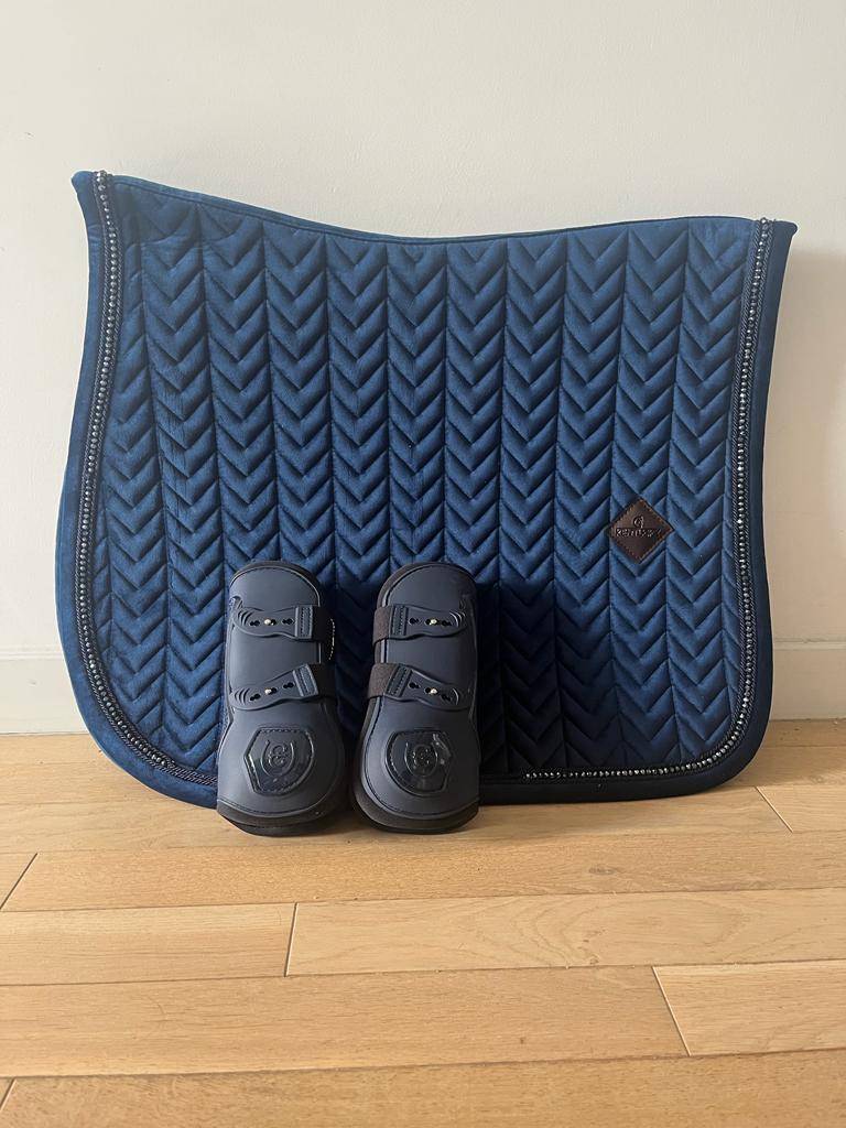Tapis velvet pearl bleu marine Kentucky et Guêtres Equestrian Stockholm