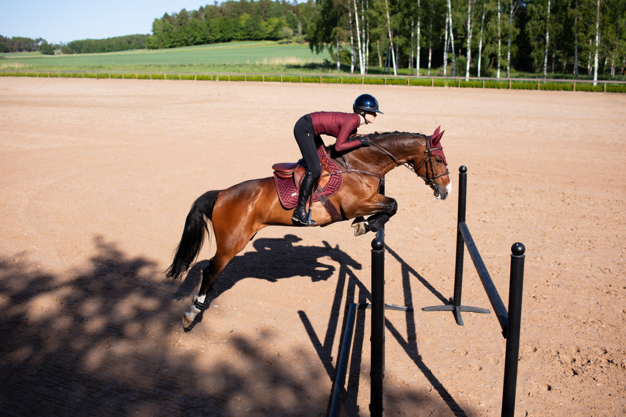 Modern New Maroon saddle pad - Equestrian Stockholm