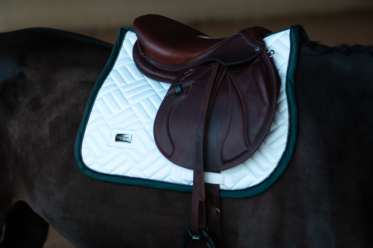 Tapis de selle Modern White Dramatic Monday - Equestrian Stockholm