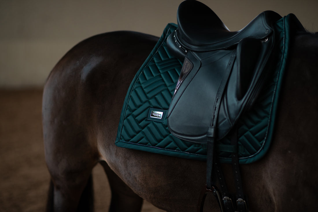 Modern Dramatic Monday saddle pad - Equestrian Stockholm