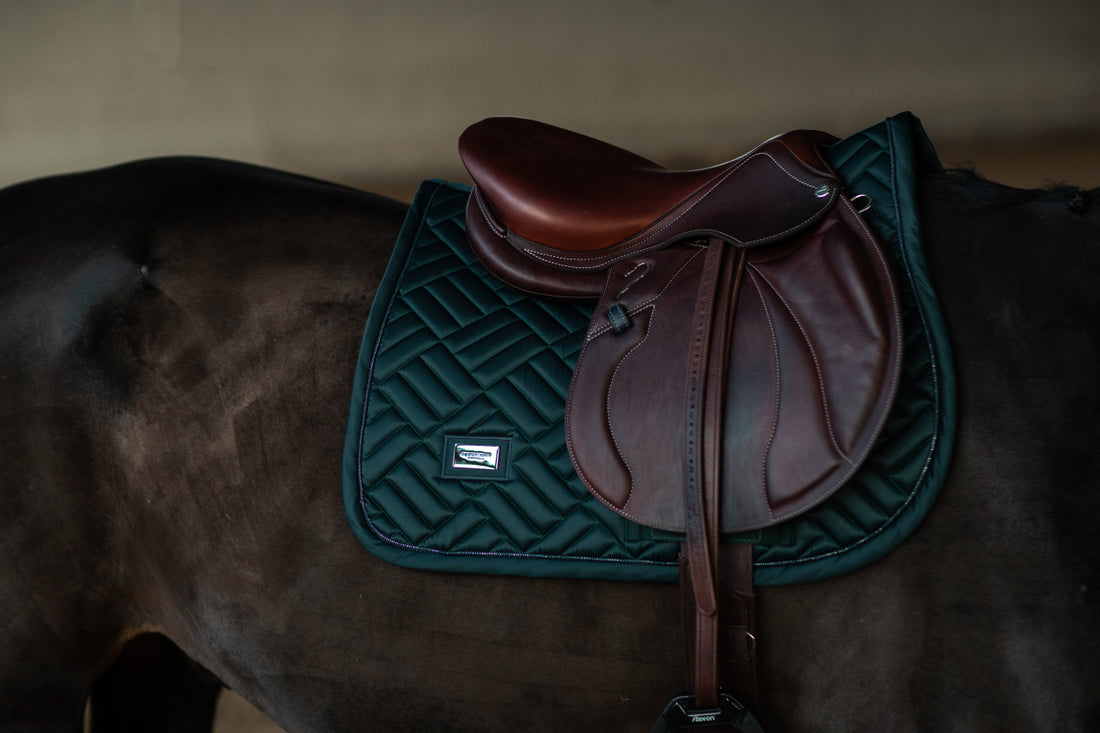 Modern Dramatic Monday saddle pad - Equestrian Stockholm