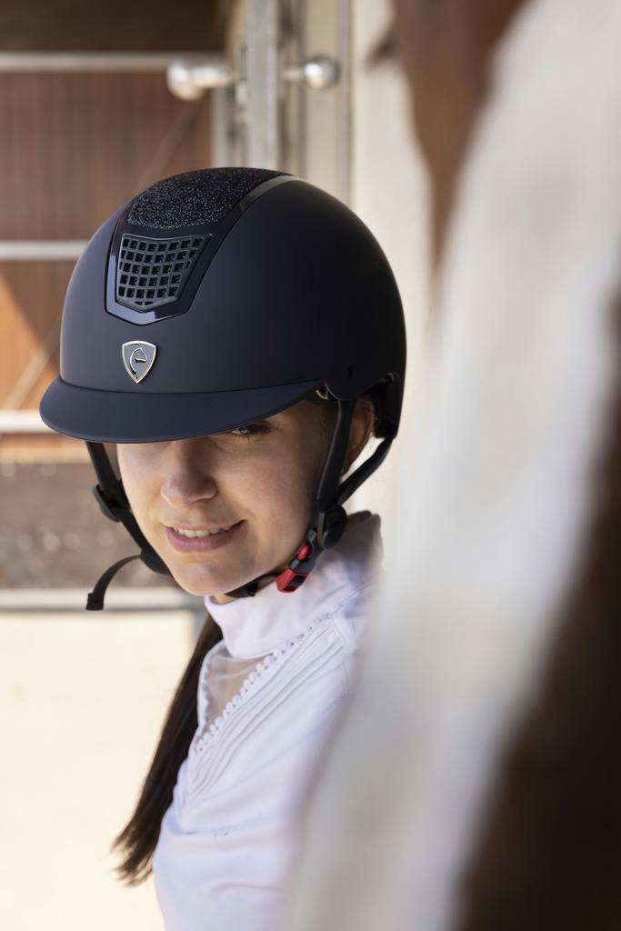 Airy riding helmet with classic visor - Equithème