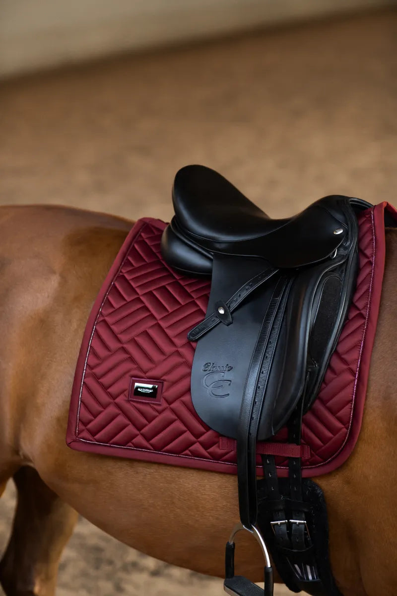 Tapis de selle Modern Bordeaux DRESSAGE - Equestrian Stockholm