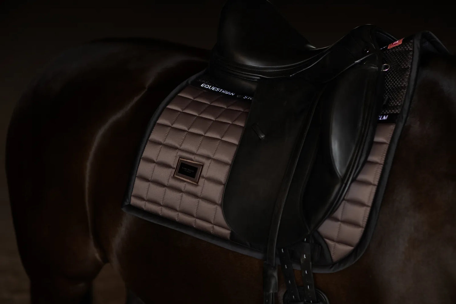 Tapis de selle Sportive Mocha DRESSAGE - Equestrian Stockholm