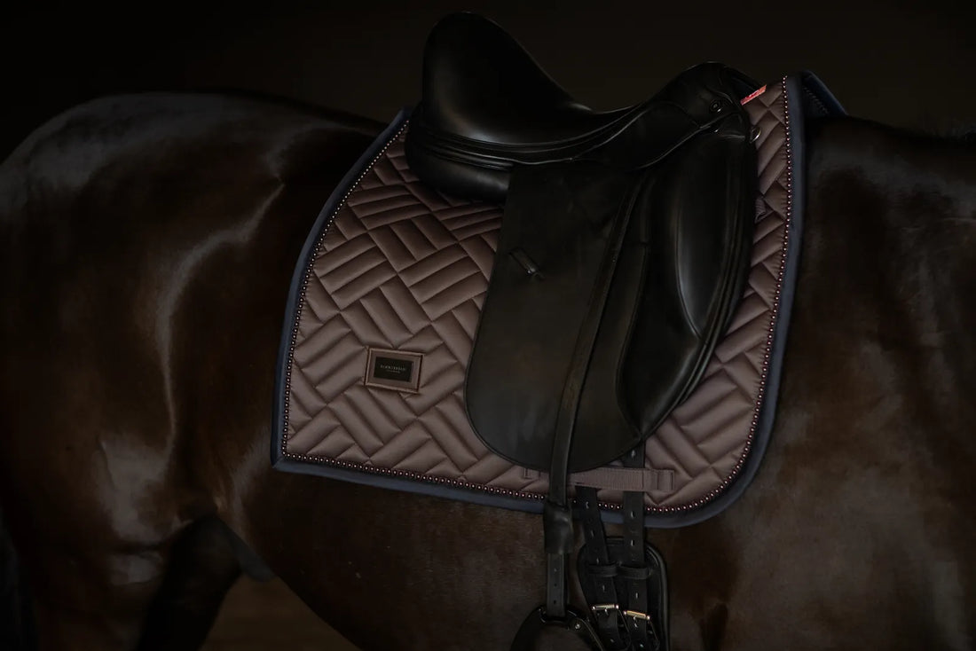 Tapis de selle Modern Mocha DRESSAGE - Equestrian Stockholm