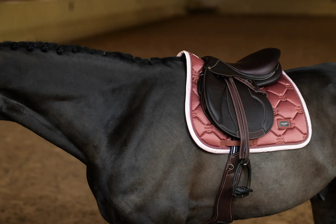Tapis de selle Amber Rose MIXTE - Equestrian Stockholm