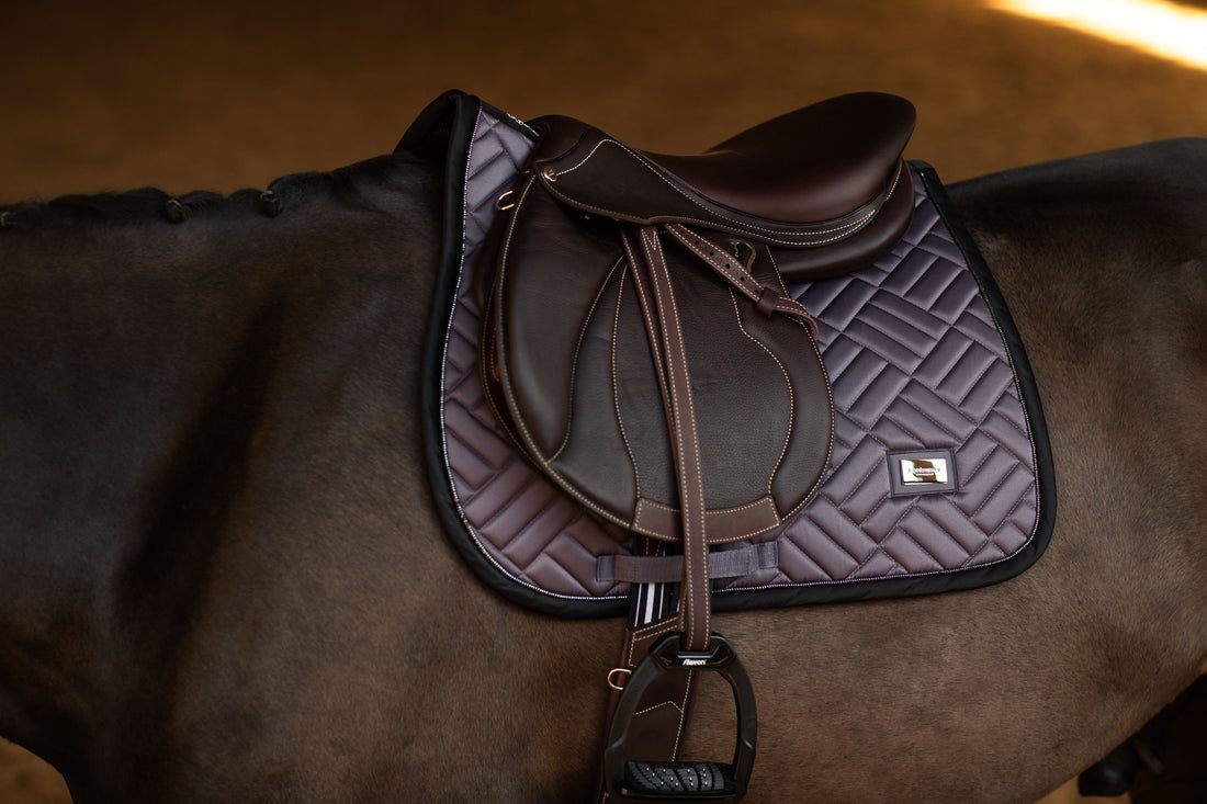 Tapis de selle Modern Dark Violet MIXTE - Equestrian Stockholm