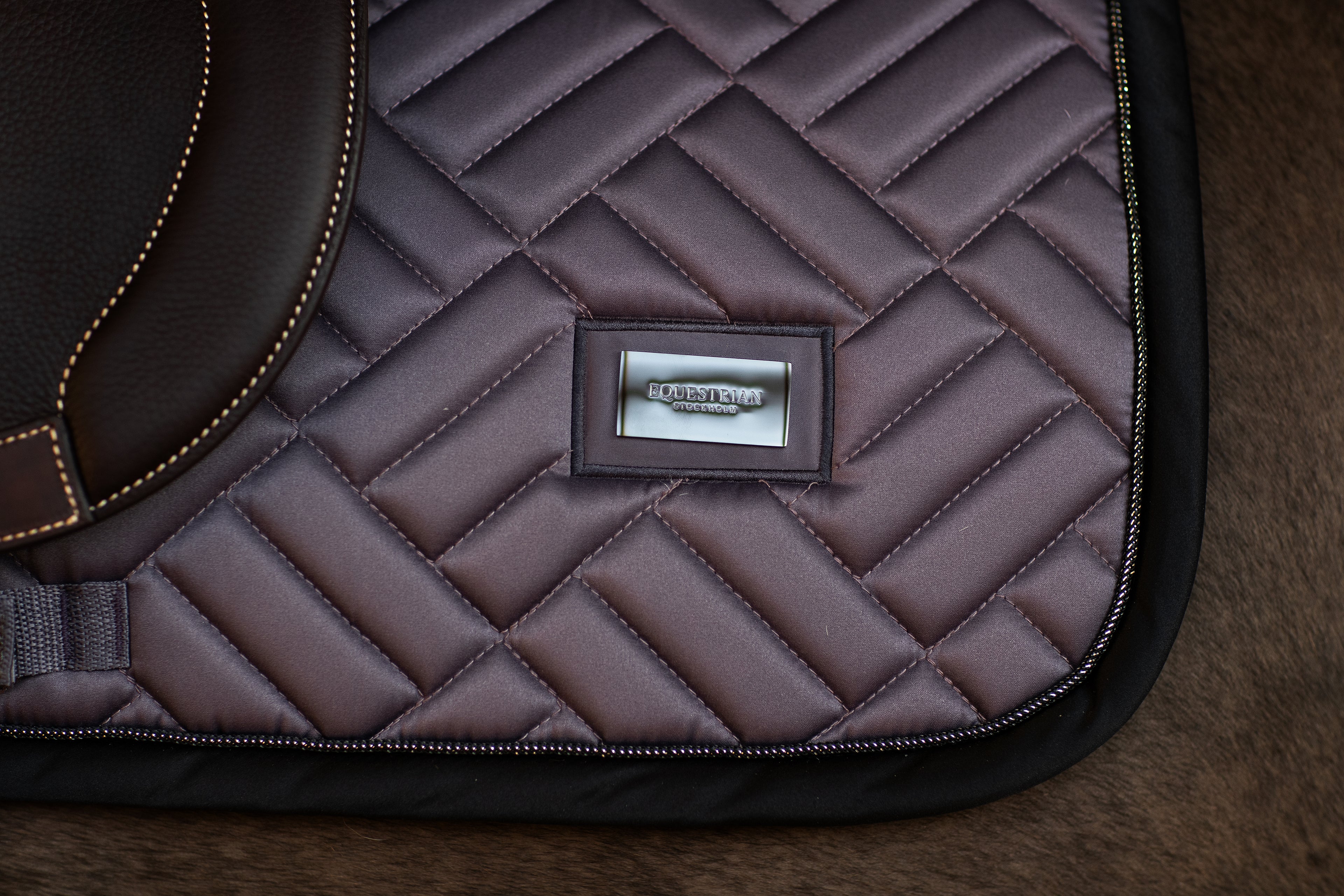Tapis de selle Modern Dark Violet MIXTE - Equestrian Stockholm