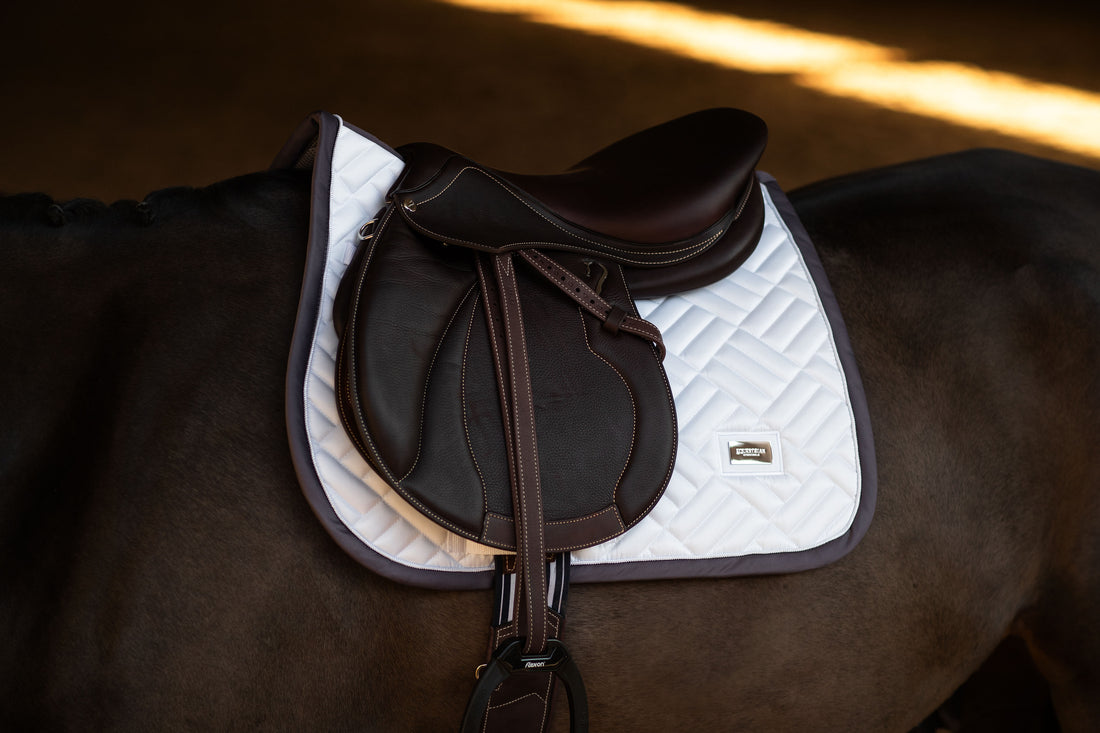 Tapis de selle Modern Blanc Dark Violet MIXTE - Equestrian Stockholm