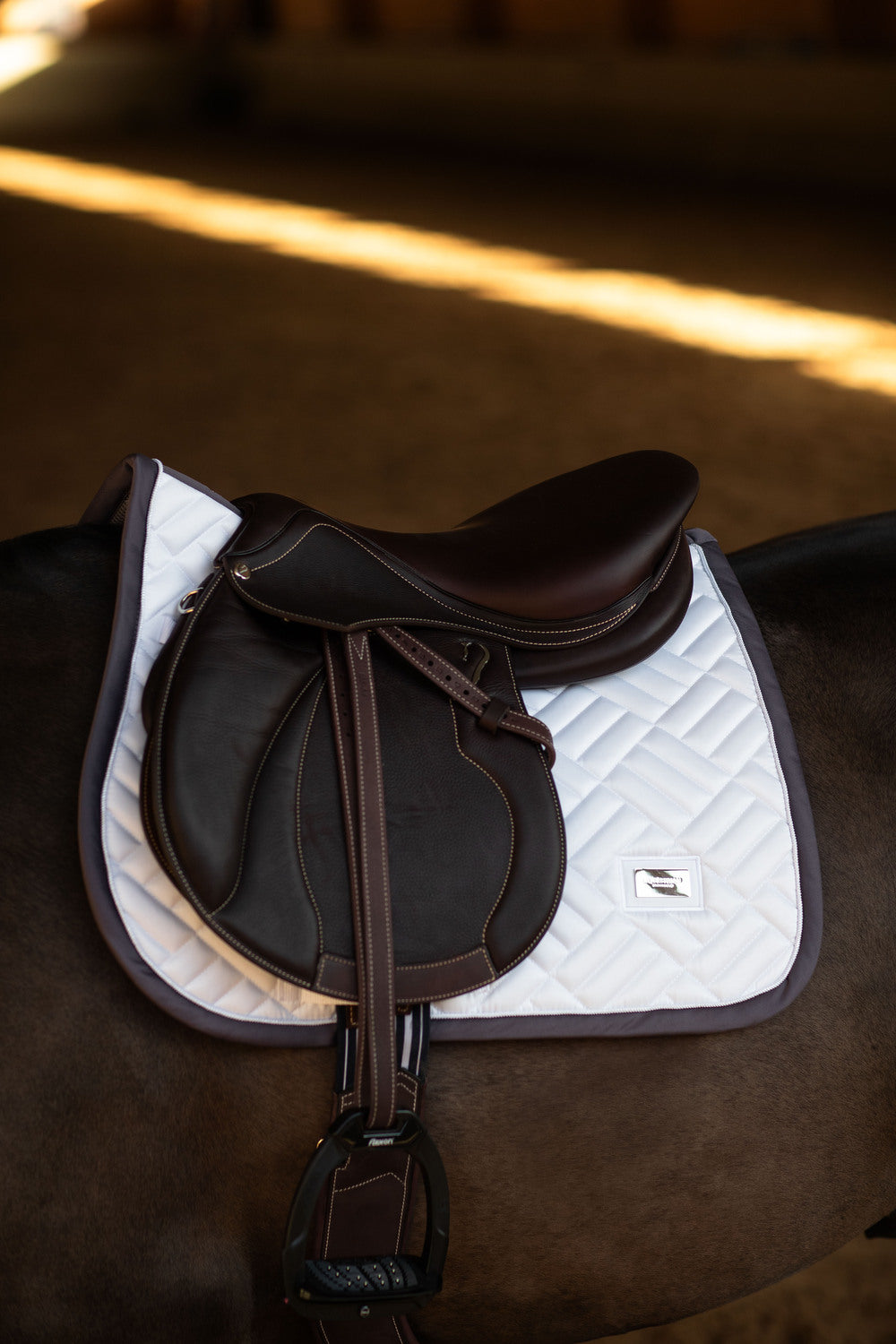 Tapis de selle Modern Blanc Dark Violet MIXTE - Equestrian Stockholm