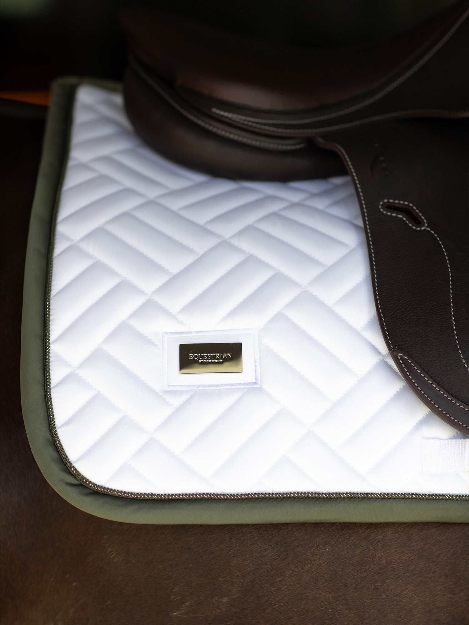 Tapis de selle Modern White Striking Valley - Equestrian Stockholm