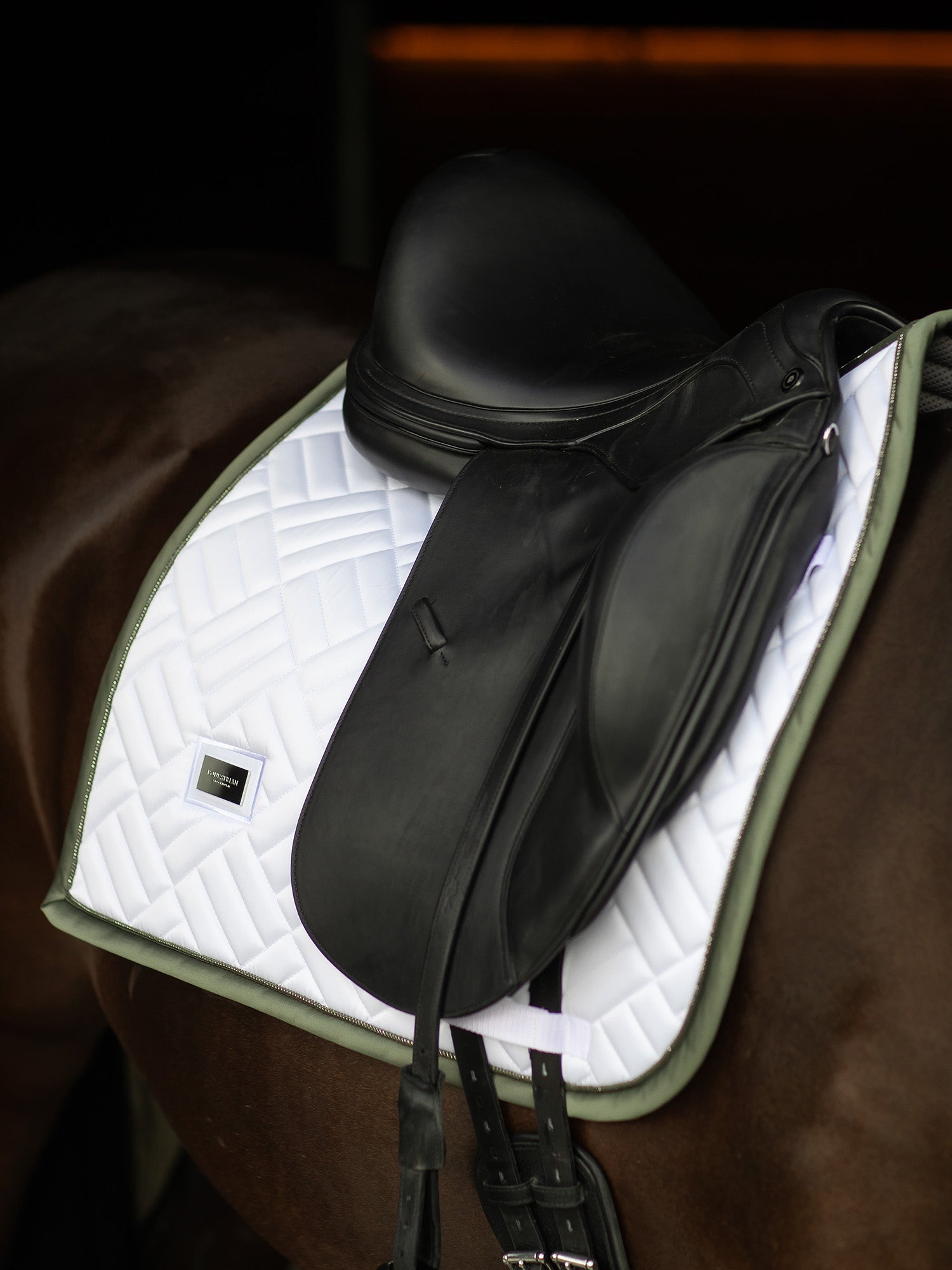 Tapis de selle Modern White Striking Valley - Equestrian Stockholm