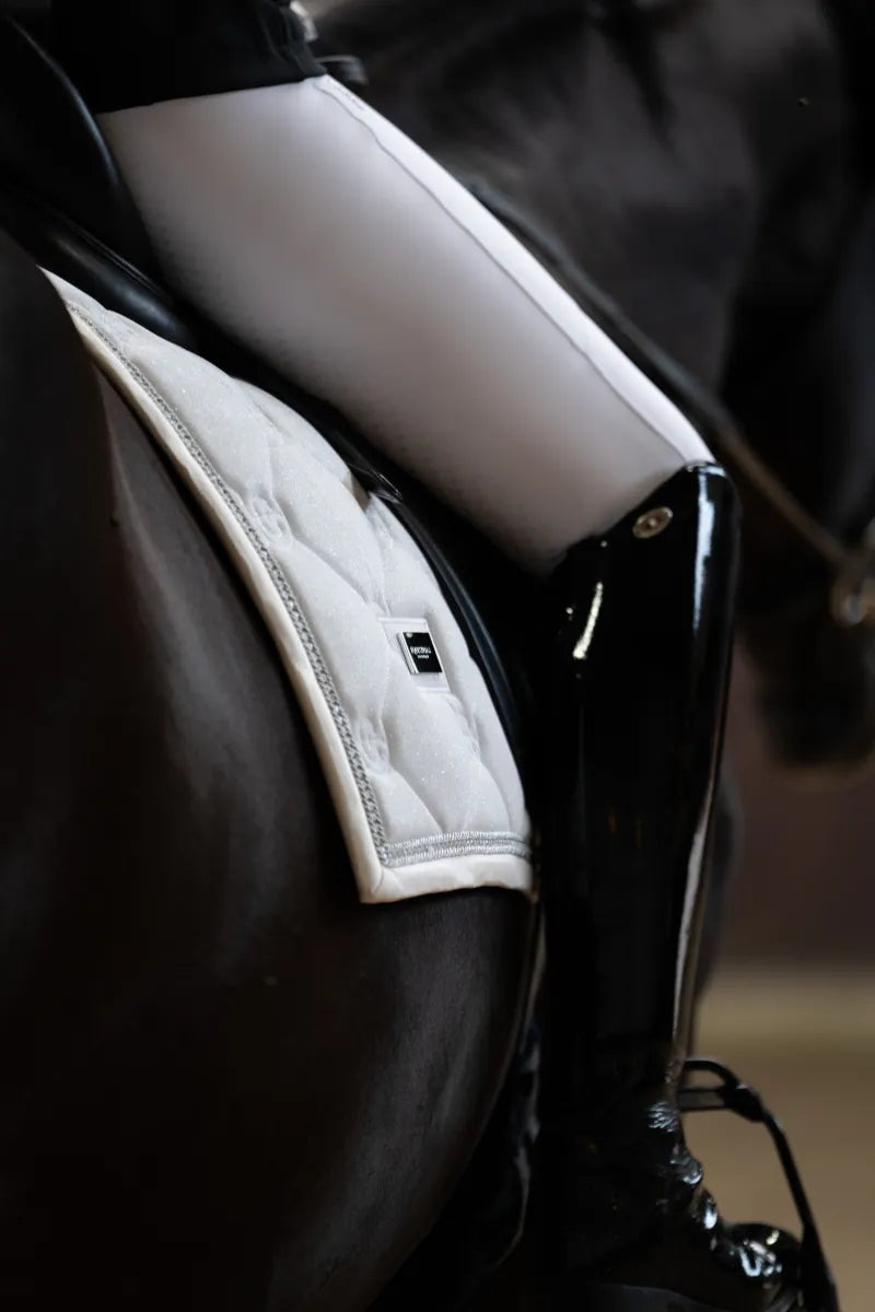 Tapis de selle Timeless White Glimmer DRESSAGE - Equestrian Stockholm