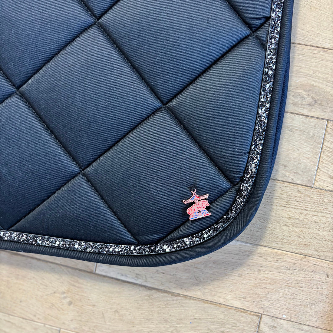 Tapis de selle Noir avec galon Argent - JU&amp;PA