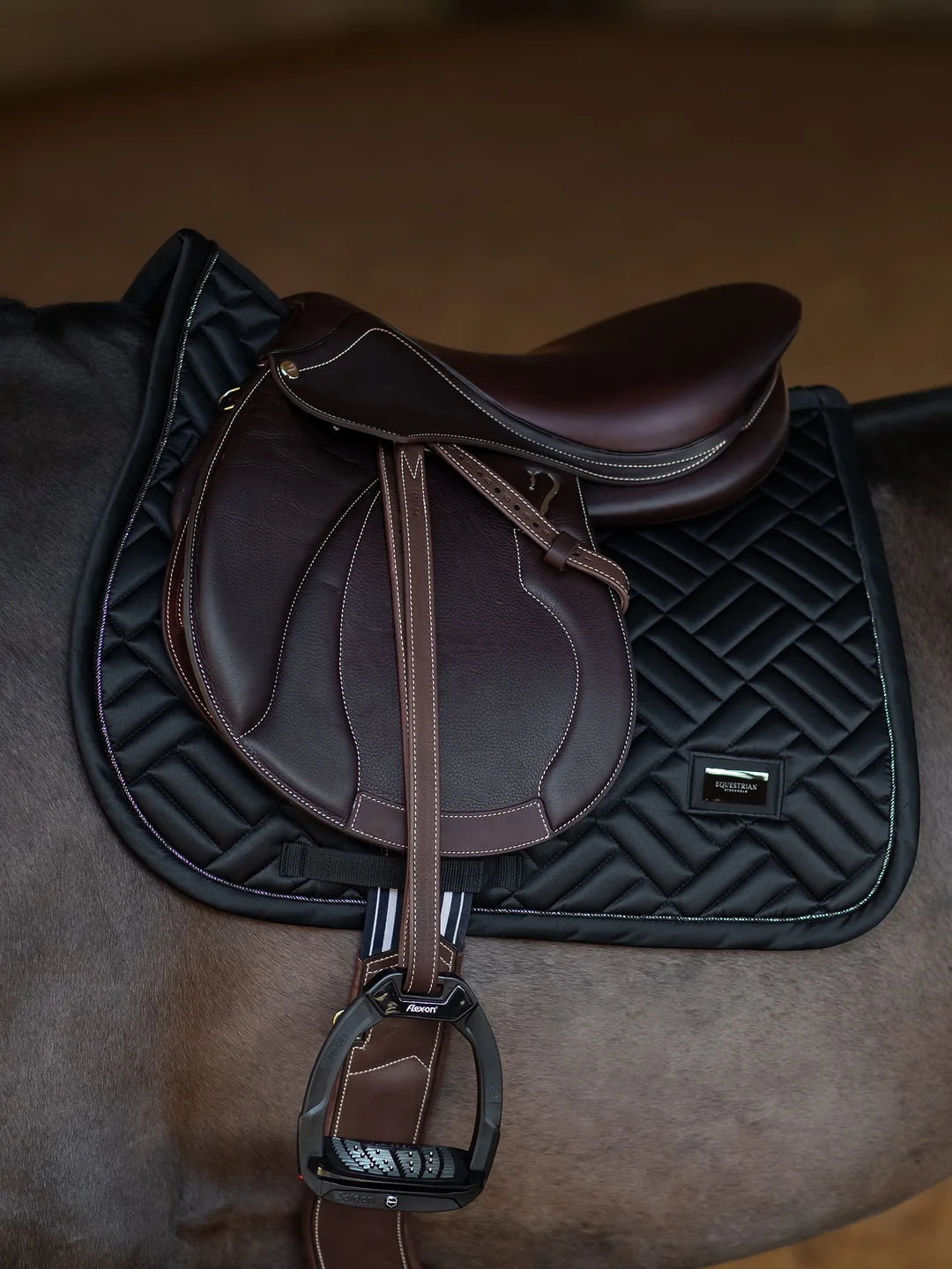 Tapis de selle Modern Black MIXTE - Equestrian Stockholm